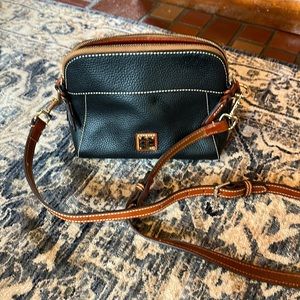 Women’s Dooney & Bourke hand bag.